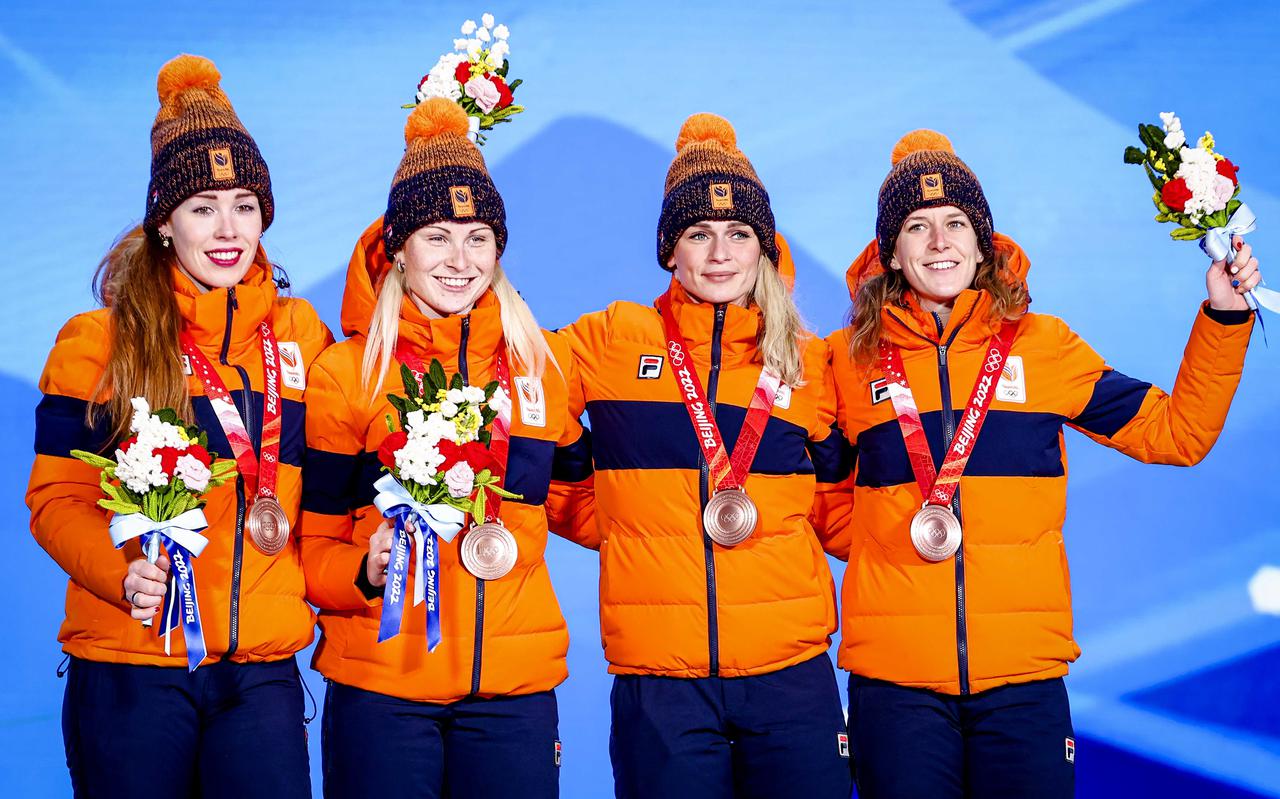 De Nederlandse schaatssters Antoinette de Jong, Marijke Groenewoud, Irene Schouten en Ireen Wüst van TeamNL, die de bronzen medaille in de wacht sleepten op de ploegachtervolging. 