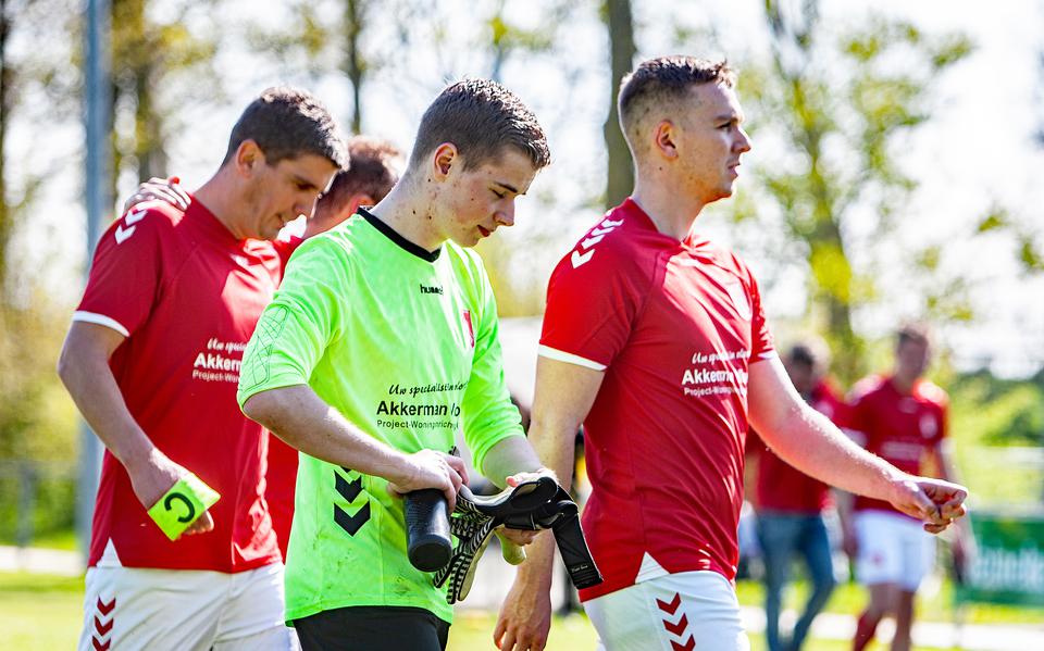 De teleurstelling is van de gezichten te lezen bij Wietse Sipma,  doelman Sietse van der Weg en Jacob van der Veen (vanaf links) na de 6-0 nederlaag bij Ouwe Syl, waardoor de degradatie van Ternaard een feit is. 