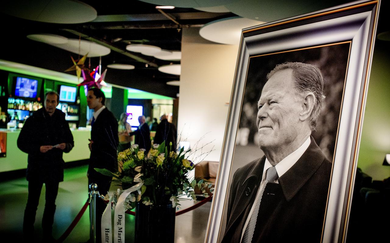 Een portret van de overleden Martin Koeman bij de entree van de Euroborg. De vader van Erwin en Ronald wordt beschouwd als de geestelijk vader van de jeugdopleiding van de club. Een portret van de overleden Martin Koeman bij de entree van de Euroborg. De vader van Erwin en Ronald wordt beschouwd als de geestelijk vader van de jeugdopleiding van de club.