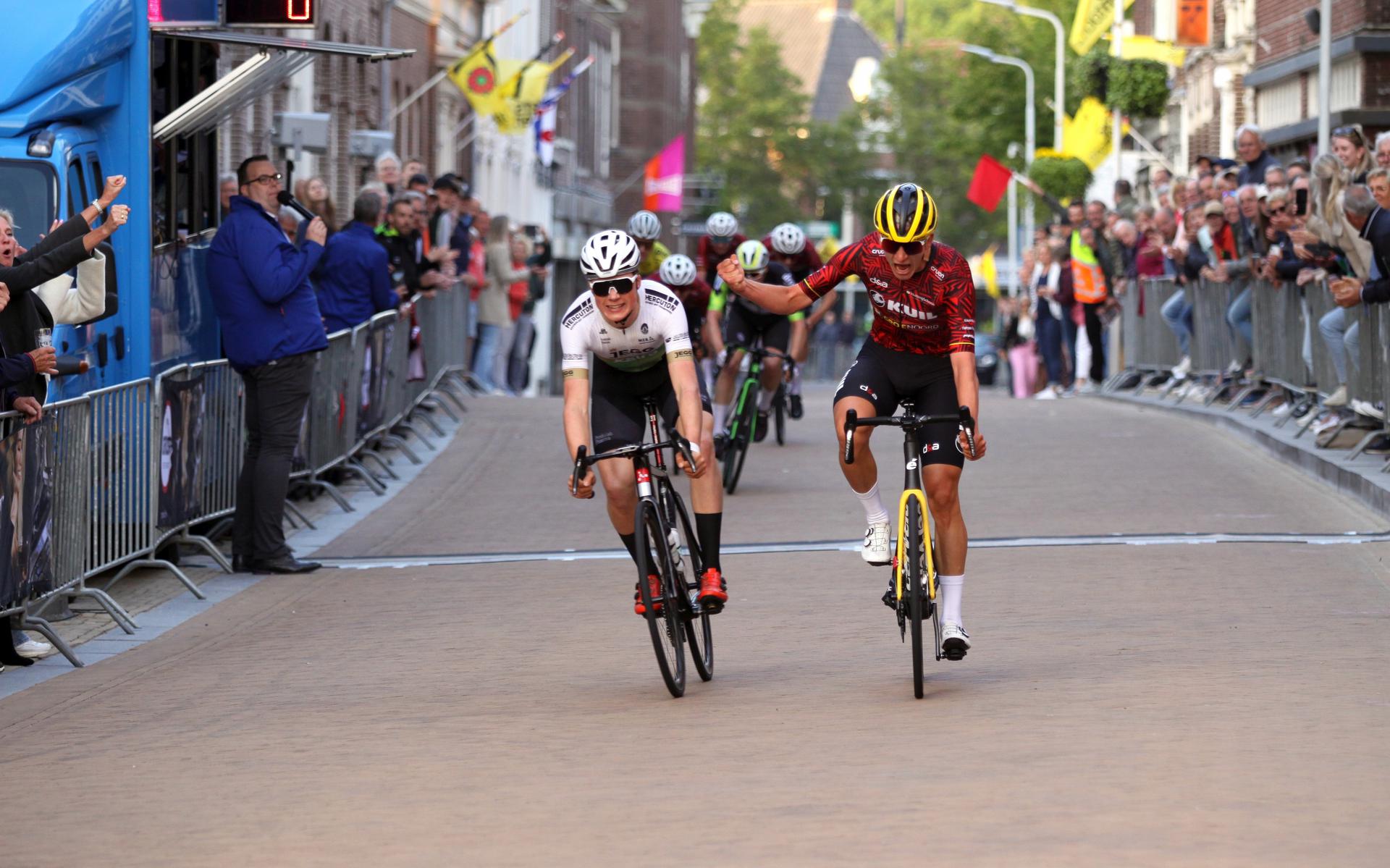 Beau Snellink juicht en wint zeer nipt voor Bolswarder Jelte Krijnsen in de 22e editie van de Ronde van Bolsward. 