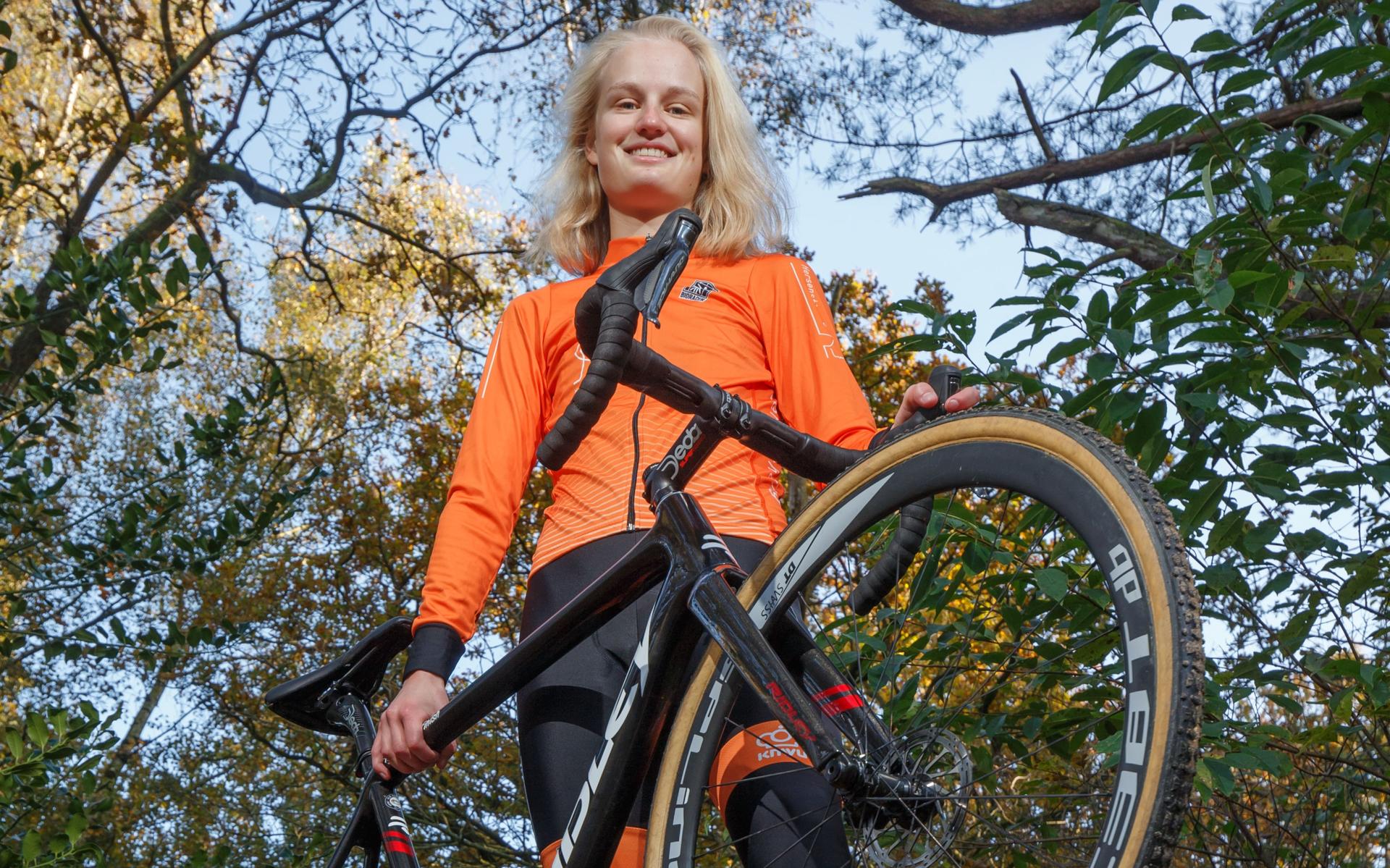 Leonie Bentveld moet haar Britse rivale Zoe Bäckstedt ook op WK veldrijden voor laten gaan: zilver.
