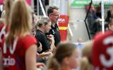 Assistent Henriëtte ter Steege aan de zijde van hoofdtrainer Harry van den Brink.