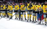 De spelers van UNIS Flyers balen na afloop na de verloren bekerfinale tegen Den Haag. 