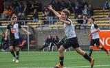 Spits Jorn Wester van Sneek Wit Zwart beslist na rust met zijn 5-2 de topper tegen Heerenveense Boys. Zijn ploeggenoten Freerk de Jong en Dani Youssef Mohamad (r) zijn blij met hun topscorer. 