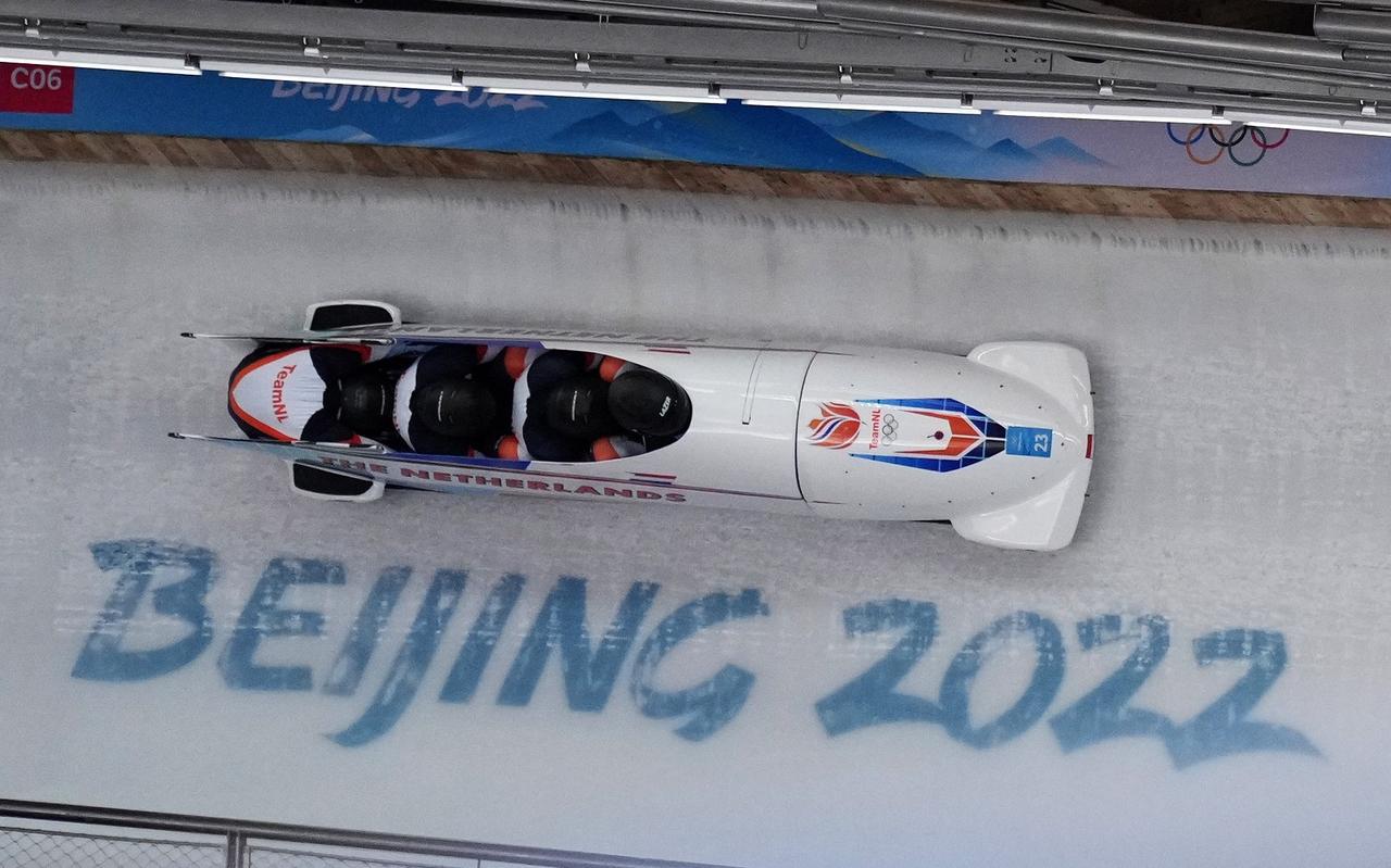 Het Nederlandse bobsleeteam van Ivo de Bruin met de Fries Dennis Veenker bezig aan de afdaling in het National Sliding Centre
te Yanqing. Het Nederlandse bobsleeteam van Ivo de Bruin met de Fries Dennis Veenker bezig aan de afdaling in het National Sliding Centre
te Yanqing.
