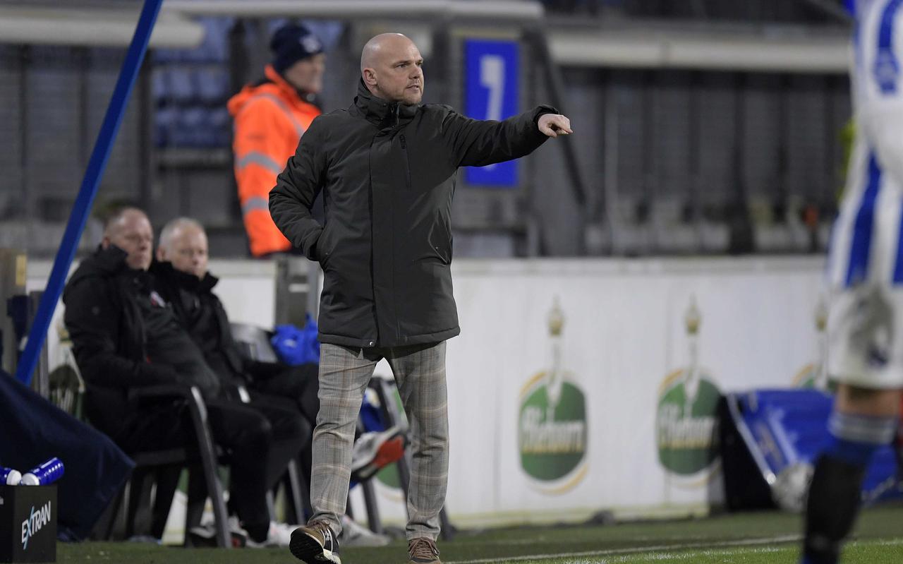 Coach Johnny Jansen van sc Heerenveen probeert zijn ploeg tegen PEC Zwolle zonder succes in het gareel te krijgen. 