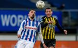 Ibrahim Dresevic (l) gaat namens sc Heerenveen het luchtduel aan met Vitesse-speler Oussama Darfalou. 