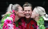 Manon Scheepstra krijgt als de koningin van de 45e Frouljus PC de zoenen van haar succesvolle gevolg in Weidum, Nynke Sijbrandij en Marrit Zeinstra (r).  
