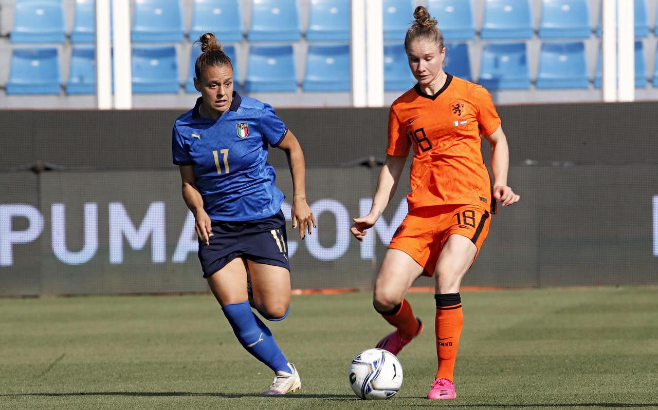 Sisca Folkertsma (r) in actie tijdens het oefenduel van Oranje met Italië op 10 juni 2021.