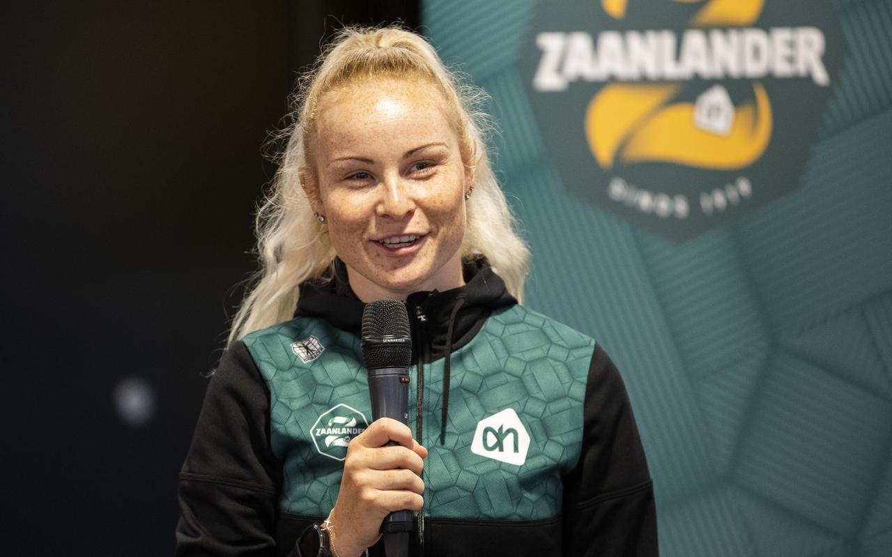 Marijke Groenewoud tijdens de presentatie van Team Zaanlander in IJsstadion Thialf, toen de Friezin nog niet kon bevroeden dat ze de Spelen zou halen. 