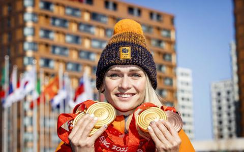 Irene Schouten poseert met haar drie gouden en bronzen medailles in het Olympisch dorp op de laatste dag van de Olympische Winterspelen in Beijing. 