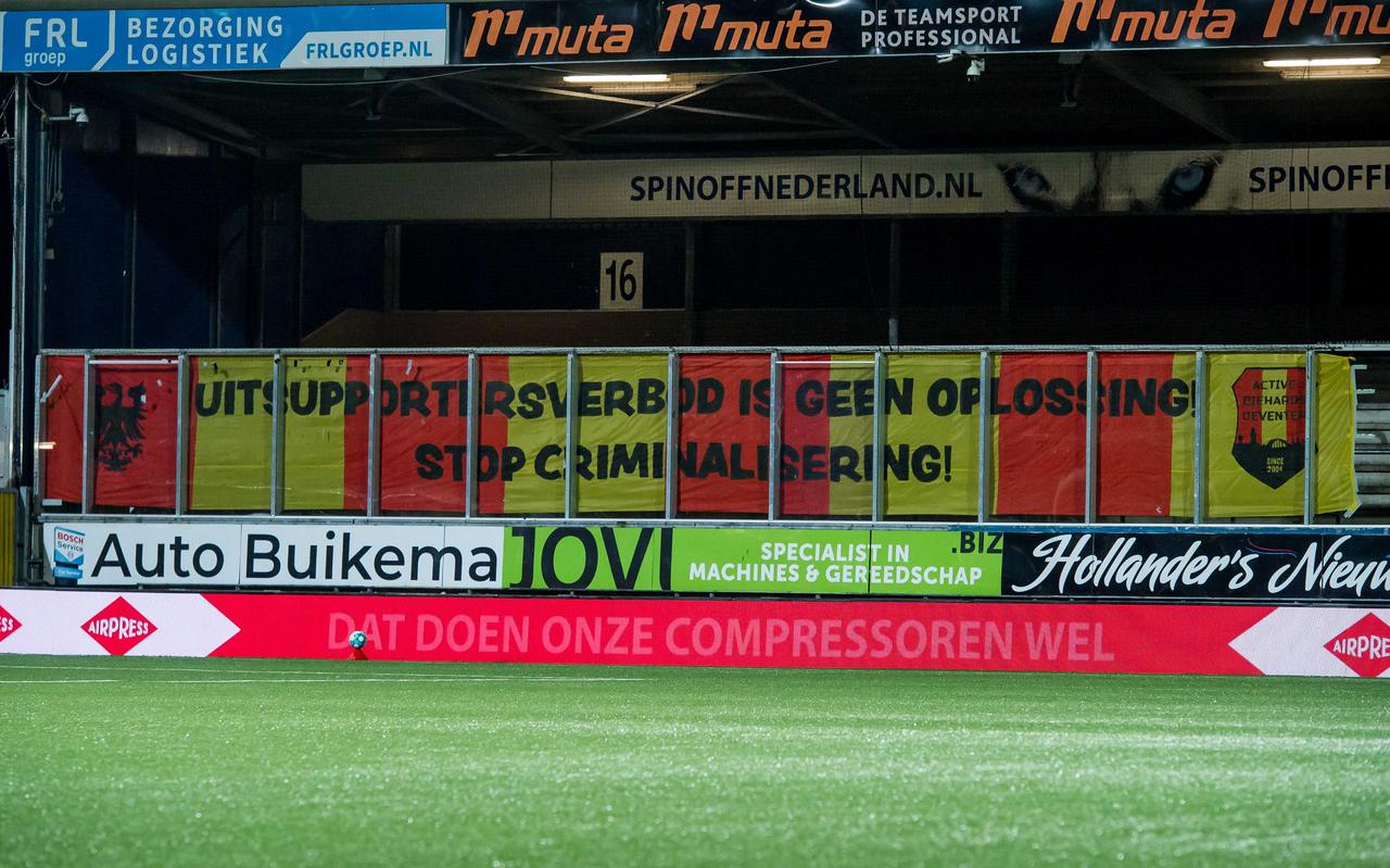 Protest spandoek van de supporters van Go Ahead Eagles, die zondag niet welkom waren bij de uitwedstrijd tegen SC Cambuur. zondag worden de Leeuwarder supporters in Eindhoven zelf ook geweerd. 