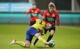 Doke Schmidt blijft met vallen en opstaan overeind in het duel met Magnus Mattsson, zoals SC Cambuur ook standhield in het uitduel met NEC. 