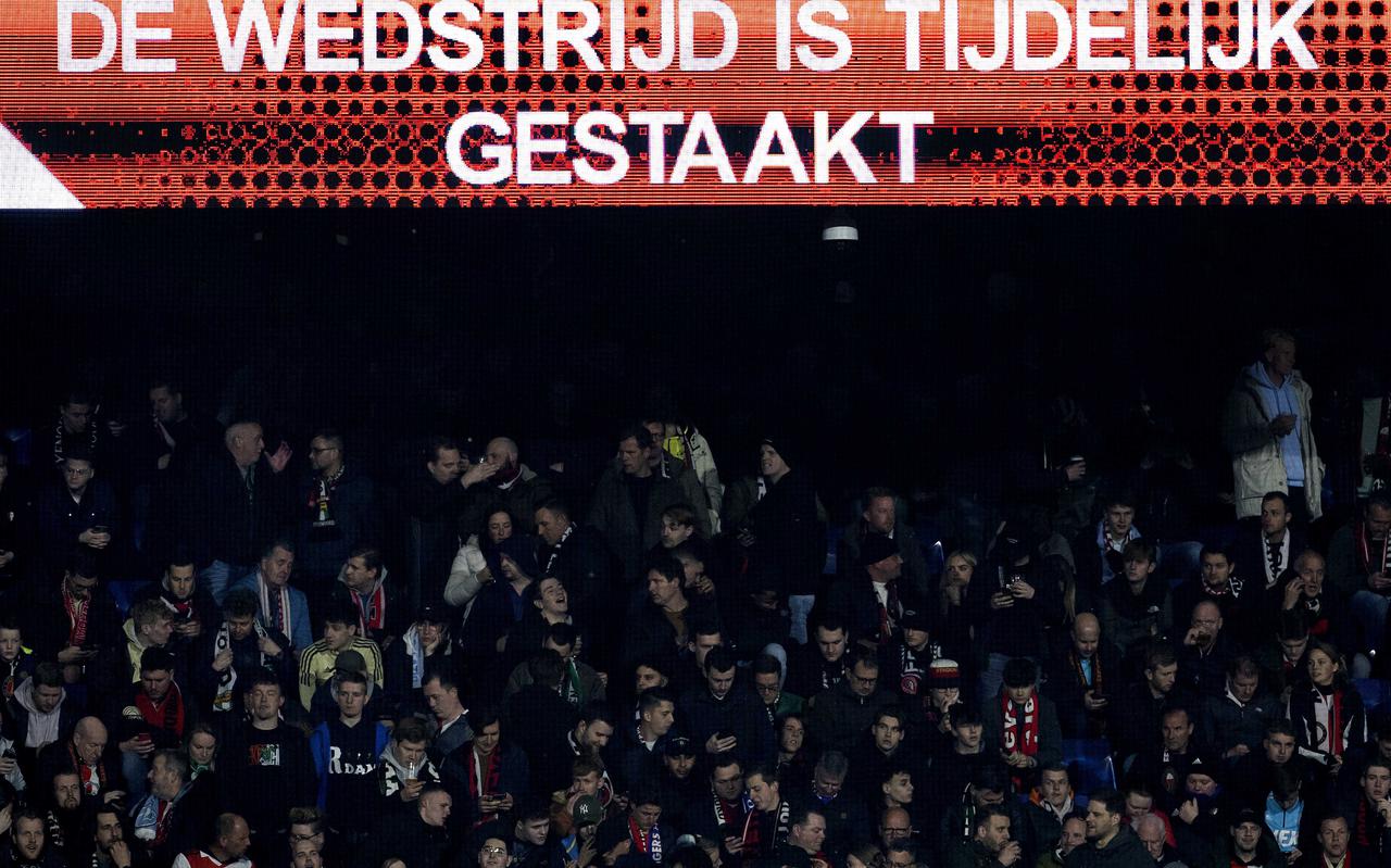 Het bekerduel tussen Feyenoord en Ajax wordt tijdelijk gestaakt vanwege het aanstekerincident met Davey Klaassen.