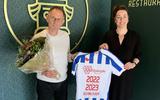 Hans Schrijver heeft uit handen van Jessica Roosenburg de felicitaties en de bloemen gekregen als nieuwe trainer van de vrouwen van sc Heerenveen. 