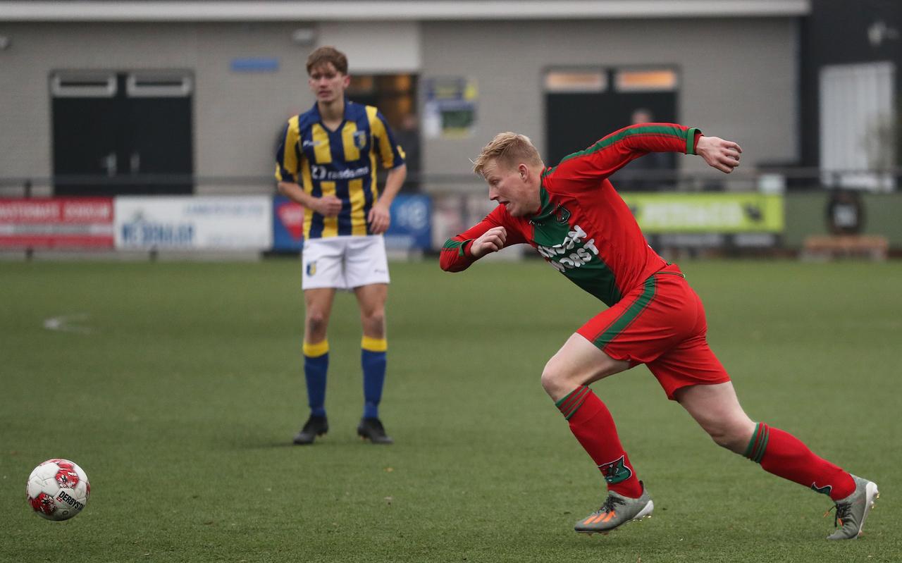 Spits Jan Eisma (r) van Zwaagwesteinde is tegen Be Quick Dokkum op jacht naar de bal en doelpunten. De teller zou zaterdag op 1 blijven steken. Spits Jan Eisma (r) van Zwaagwesteinde is tegen Be Quick Dokkum op jacht naar de bal en doelpunten. De teller zou zaterdag op 1 blijven steken.