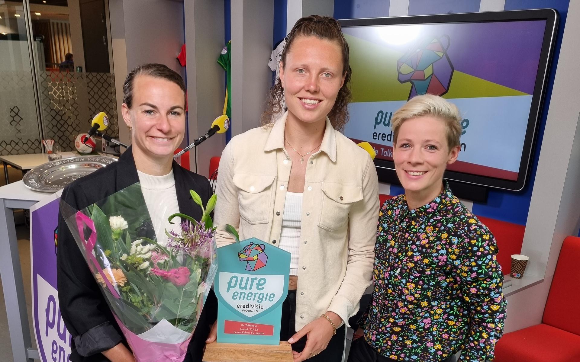 Fenna Kalma (m) met de prijs van de beste speelster van de eredivisie; links ploeggenote Renate Jansen, rechts presentatrice Marleen van Oortmarssen. 