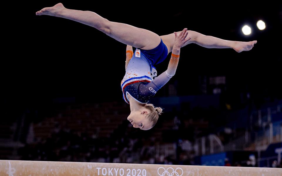 Sanne Wevers in actie op balk tijdens de kwalificaties van het turnen op de Olympische Spelen.  
