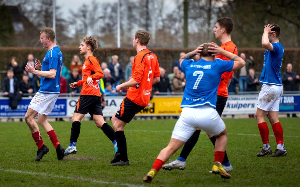 Bard Pultrum (l) mist na rust namens 't Fean'58 een grote kans. Thimo de jong, Niels Nadorp van Blauw Wit'34 en Raoul Dijkstra (7) zien het van nabij gebeuren. 