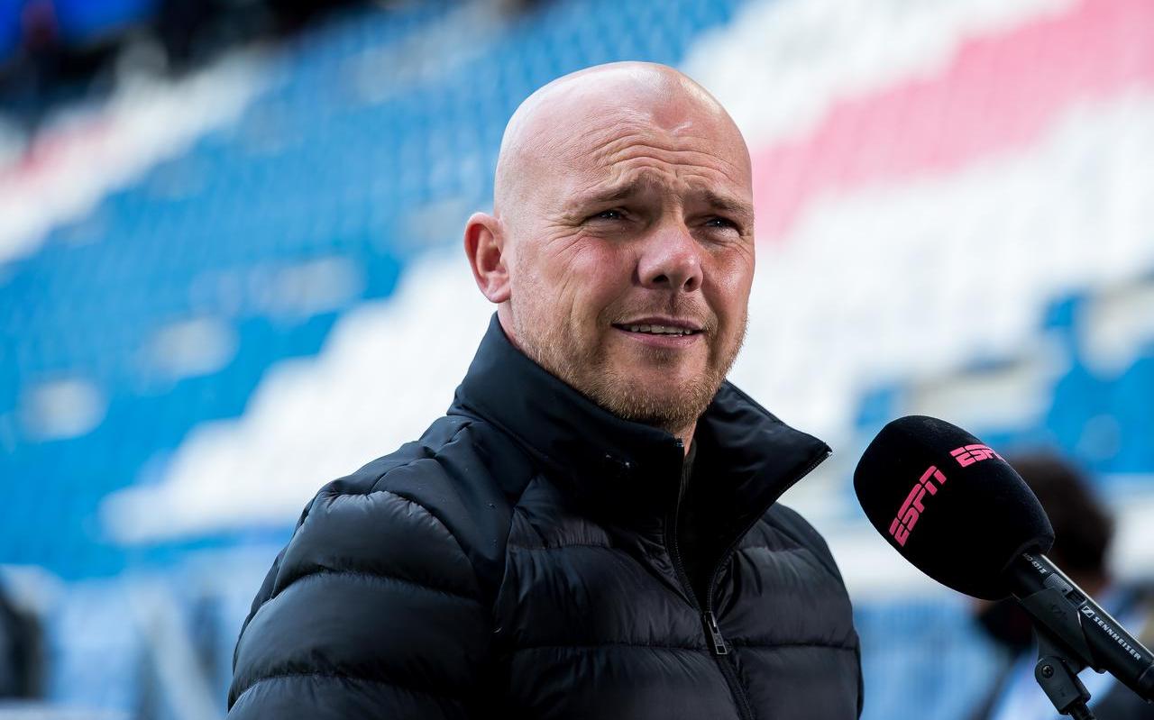 Johnny Jansen wordt geïnterviewd voor de laatste thuiswedstrijd van vorig seizoen tegen Sparta Rotterdam. Johnny Jansen wordt geïnterviewd voor de laatste thuiswedstrijd van vorig seizoen tegen Sparta Rotterdam.