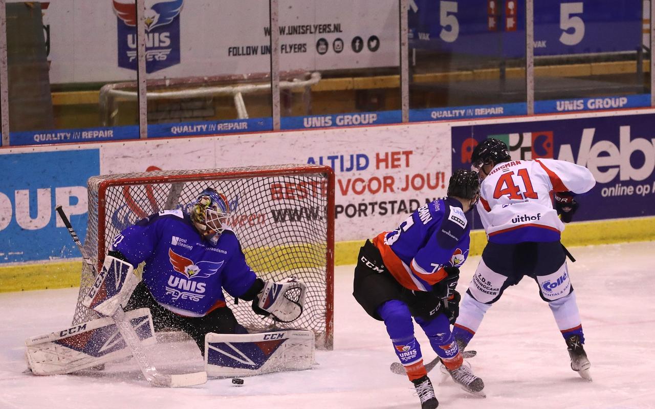 Goalie Martijn Oosterwijk redt namens UNIS Flyers in het duel met HIJS Den Haag. Goalie Martijn Oosterwijk redt namens UNIS Flyers in het duel met HIJS Den Haag.