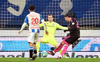 Santiago Giménez passeert doelman Xavier Mous en bezorgt Feyenoord in de kwartfinale tegen sc Heerenveen de 0-1 winst. 