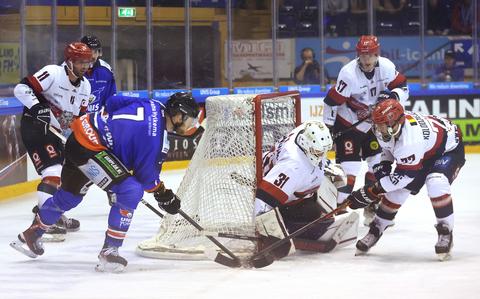 Aanvaller Jasper Nordemann probeert te scoren maar stuit op goalie Troy Passingham van Bulldogs Luik. 