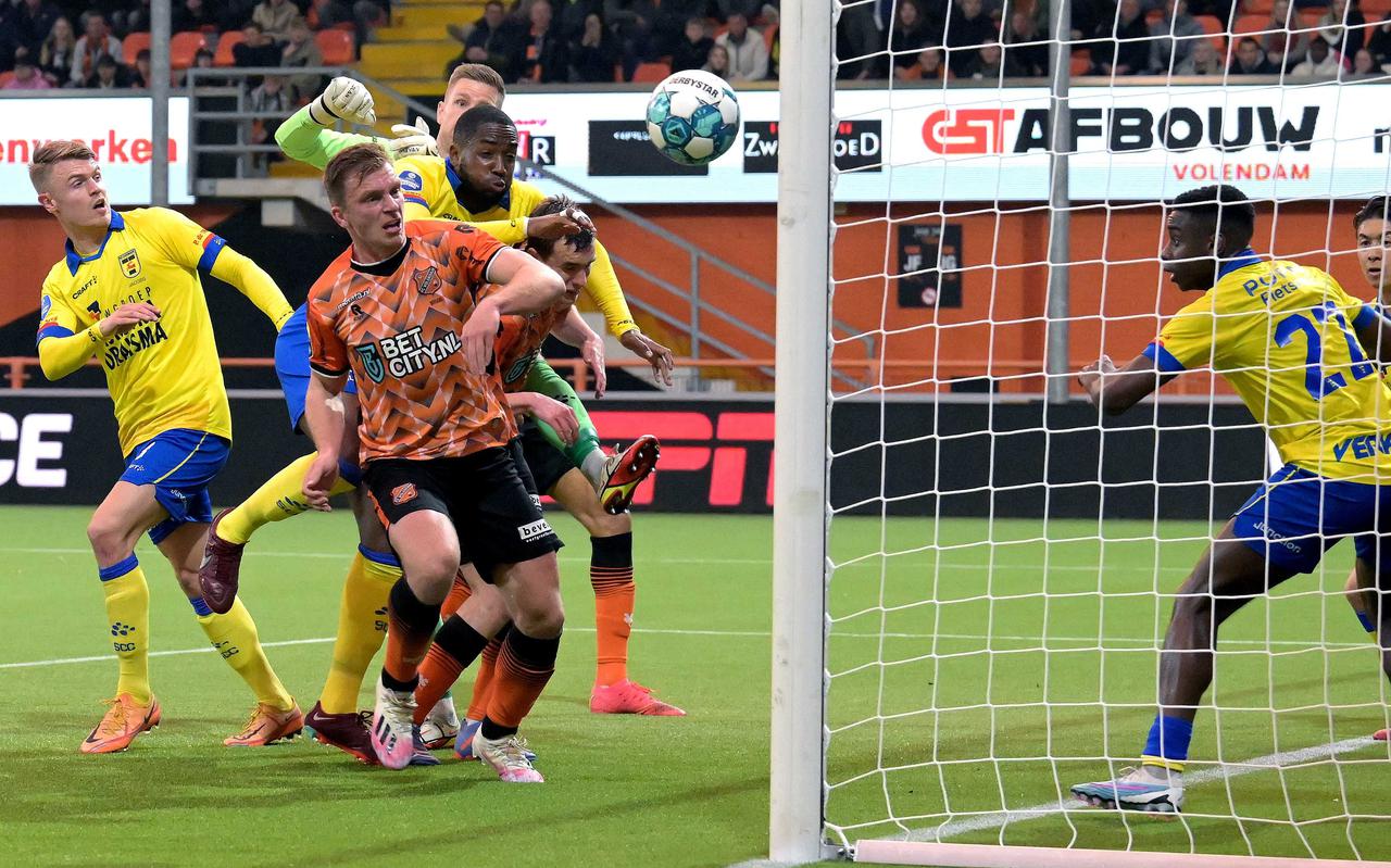 Damon Mirani scoort de openingstreffer van FC Volendam; het begin van het einde voor SC Cambuur.