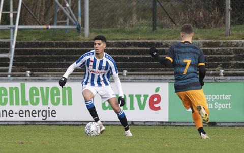 Anas Tahiri zaterdag in actie tijdens het onderlinge oefenduel in het shirt van sc Heerenveen. 