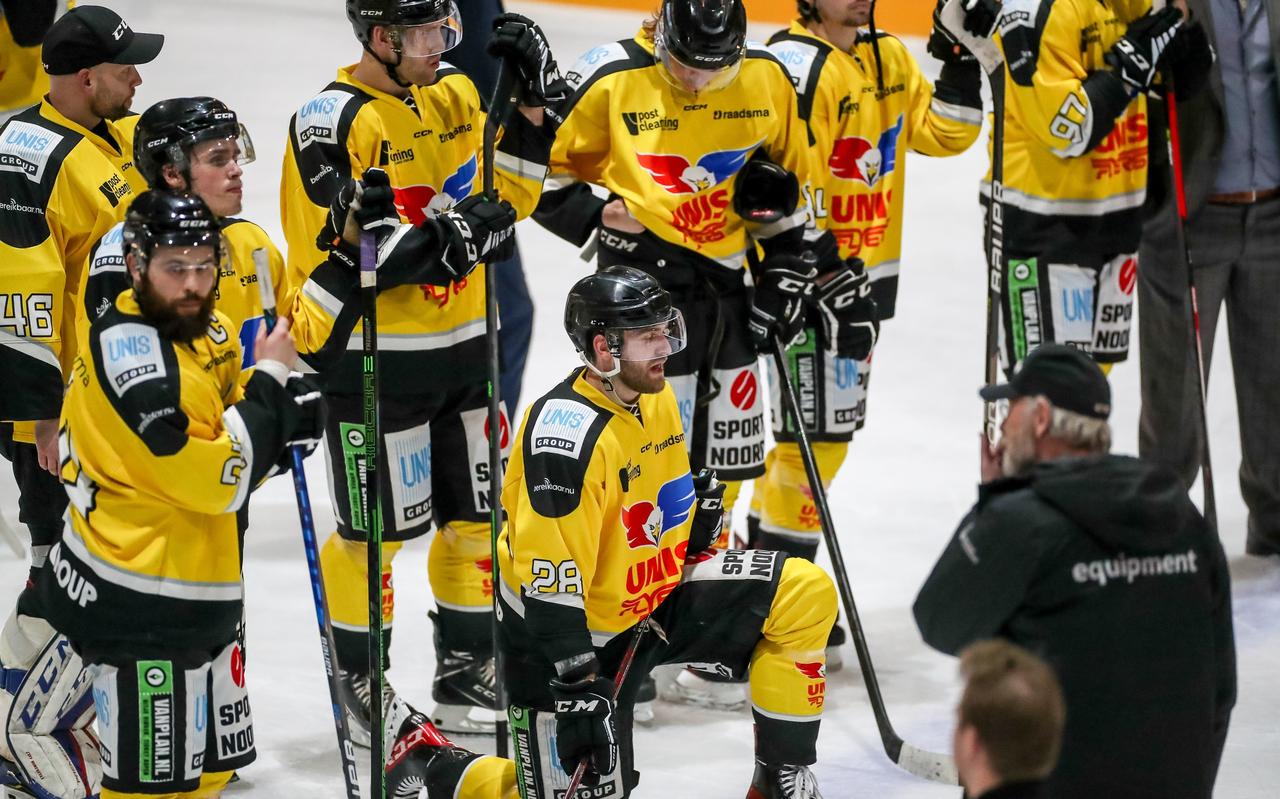 Zo ziet verliezen eruit bij verliezend bekerfinalist UNIS Flyers. Lars den Edel op de voorgrond en links aanvoerder Trevor Hunt. Zo ziet verliezen eruit bij verliezend bekerfinalist UNIS Flyers. Lars den Edel op de voorgrond en links aanvoerder Trevor Hunt.
