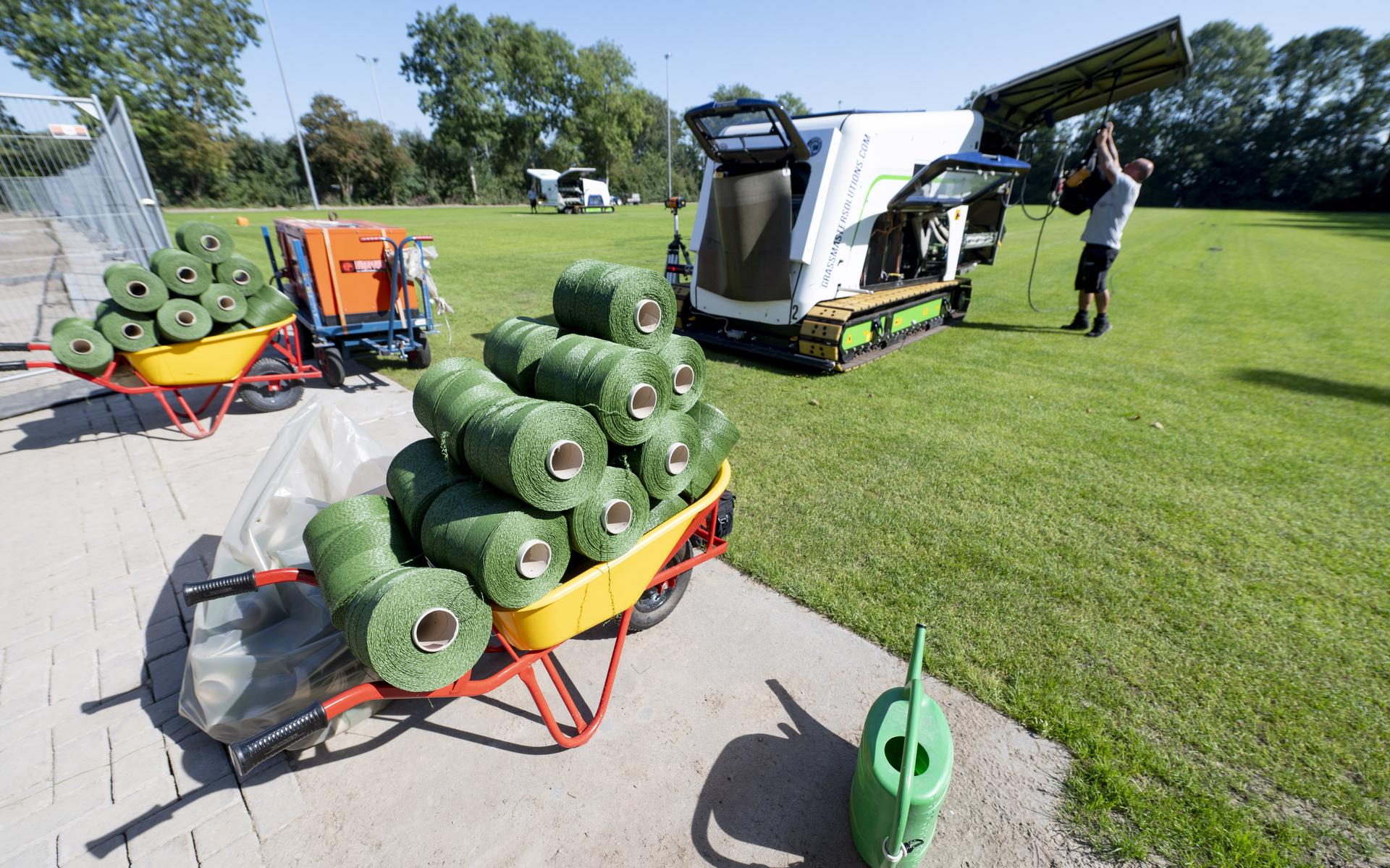 Echt gras én kunstgrasvezels: Minnertsga loopt met een tweede hybride voetbalveld in Fryslân voorop.