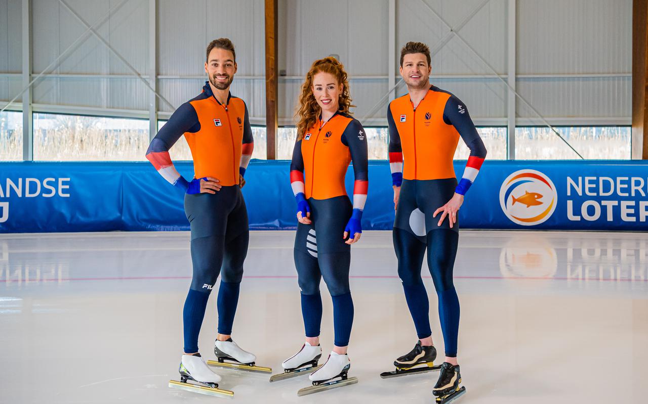 Kjeld Nuis, Antoinette de Jong en Sven Kramer (vanaf links) tonen de gloednieuwe schaatspakken van TeamNL voor de Spelen van Beijing 2022. 