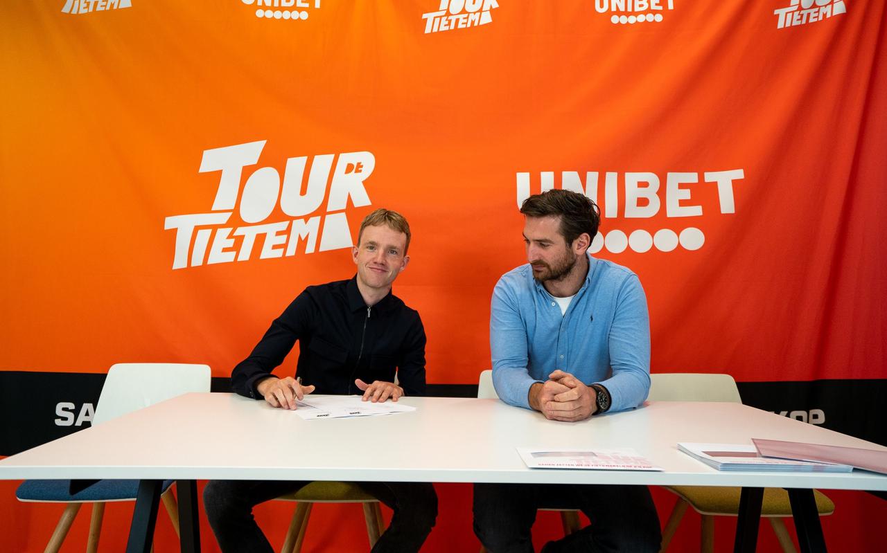 Hartthijs de Vries zet zijn handtekening onder het contract bij wielerploeg TDT-Unibet Cycling Team. Rechts teammanager Hugo Haak. 