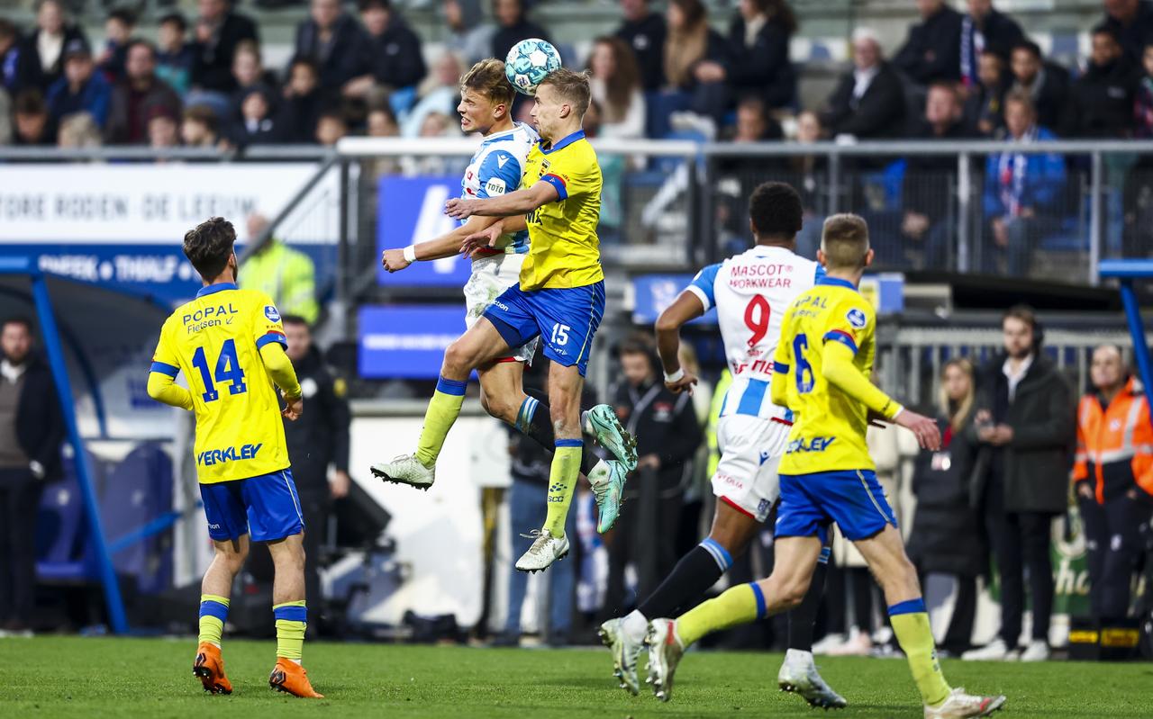 Marco Tol (15) in duel met Sydney van Hooijdonk keert tegen FC Emmen terug in de basis bij SC Cambuur Marco Tol (15) in duel met Sydney van Hooijdonk keert tegen FC Emmen terug in de basis bij SC Cambuur