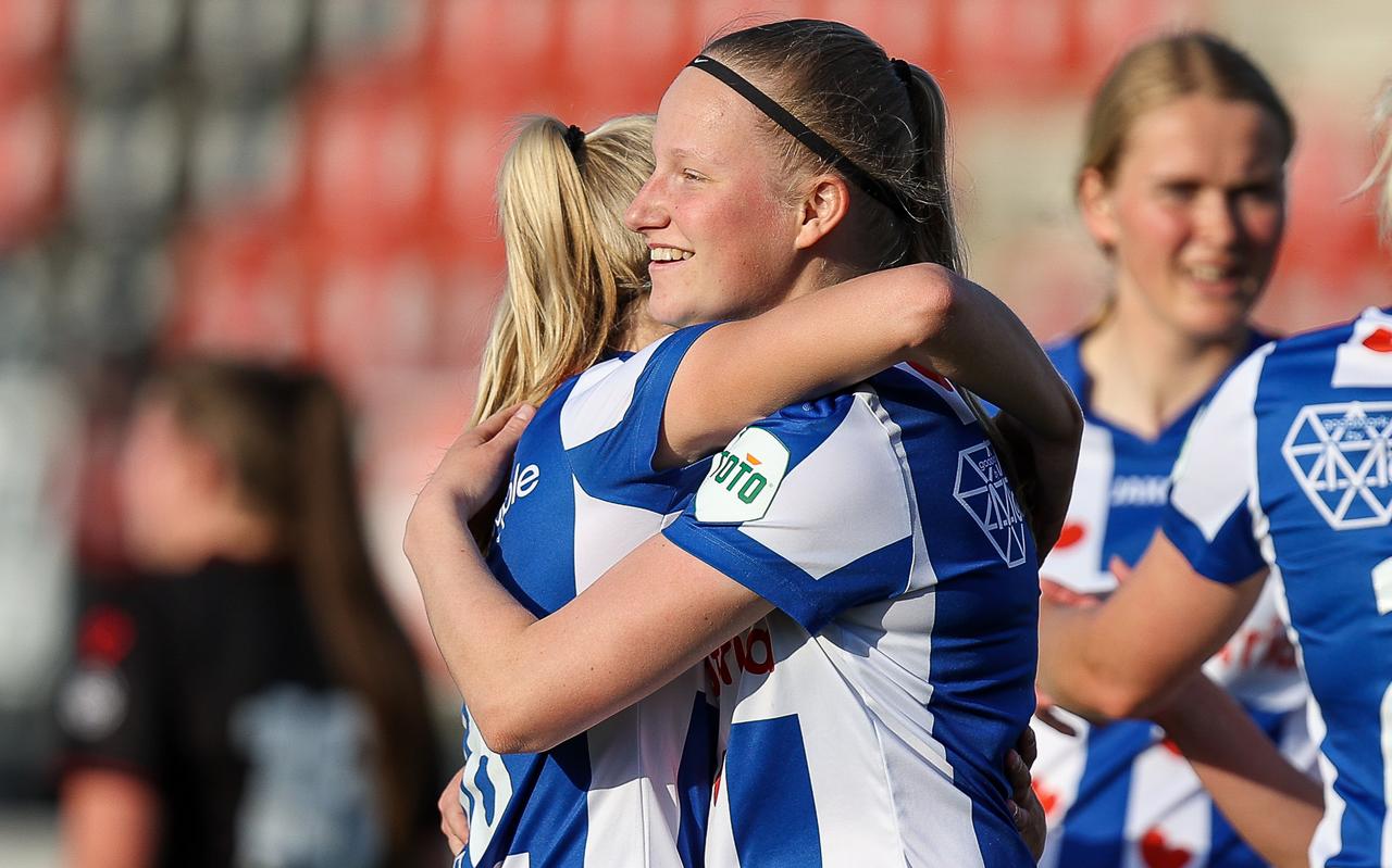 Williënne ter Beek wordt gefeliciteerd na haar laatste kunstje in het shirt van de vrouwen van sc Heerenveen in de uitwedstrijd tegen Excelsior/Barendrecht. Williënne ter Beek wordt gefeliciteerd na haar laatste kunstje in het shirt van de vrouwen van sc Heerenveen in de uitwedstrijd tegen Excelsior/Barendrecht.