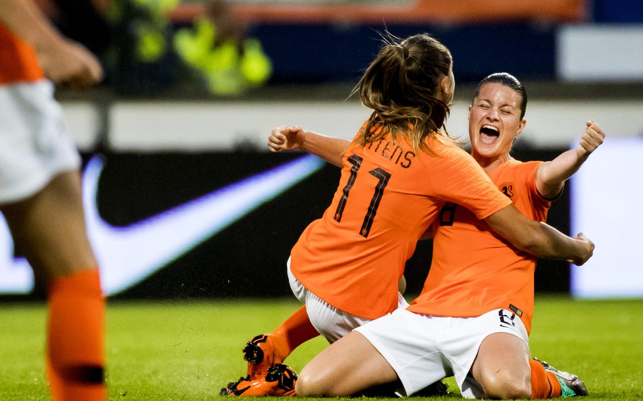 Sherida Spitse viert de 1-0 van Lieke Martens tijdens de WK-kwalificatie tegen Slowakije. Sherida Spitse viert de 1-0 van Lieke Martens tijdens de WK-kwalificatie tegen Slowakije.