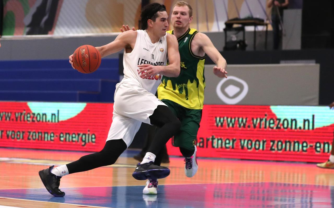 Ryan Logan in actie namens Aris. Ryan Logan in actie namens Aris.