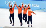 Selma Poutsma, Suzanne Schulting, Yara van Kerkhof en Xandra Velzeboer tijdens de medailleceremonie na de 3.000 meter aflossing, die olympisch goud opleverde. 