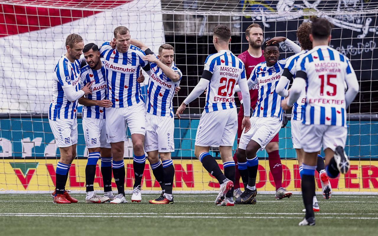 Henk Veerman krijgt de felicitaties na het scoren van 0-1 voor  sc Heerenveen uit een strafschop in het uitduel met SC Cambuur