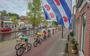 Het peloton zoekt zich een weg op de Brouwerswal in Gorredijk op weg naar de finishstraat. 