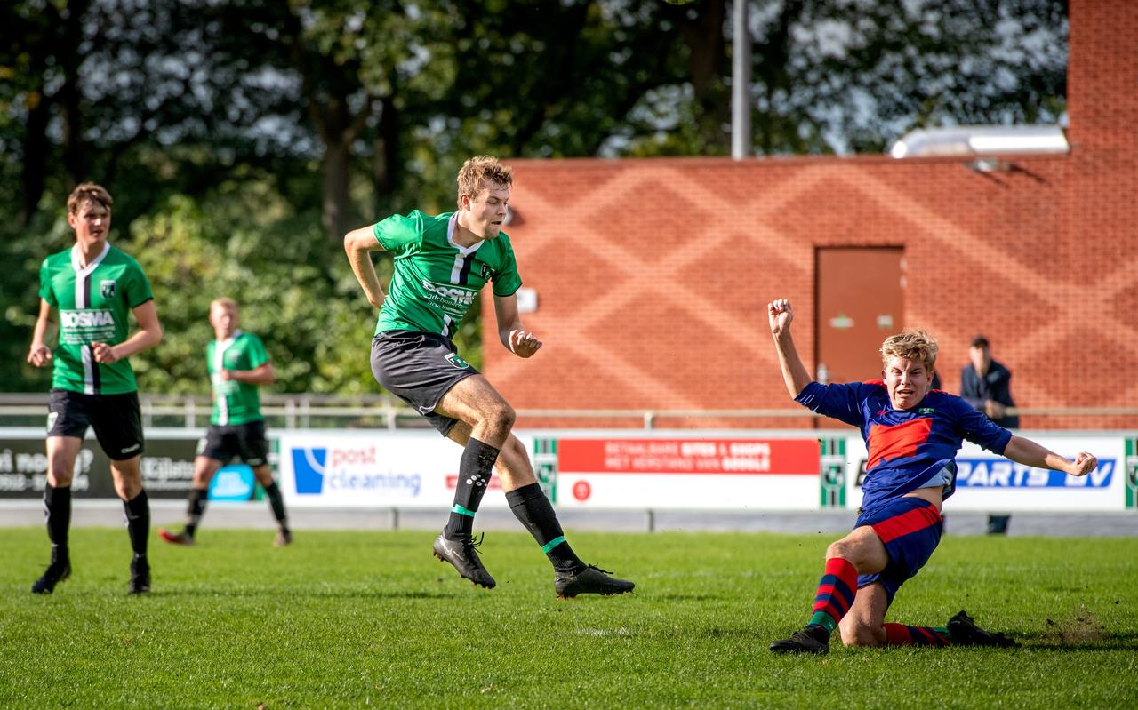 Een knal van Arjen van der Wijk wordt gestuit door Romke de Vries (r) van Suameer. Links Nanne Nijboer. Een knal van Arjen van der Wijk wordt gestuit door Romke de Vries (r) van Suameer. Links Nanne Nijboer.