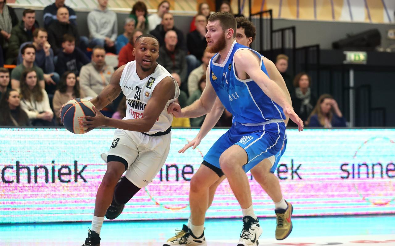 De guard Kahron Ross, opgevangen door tegenstander Jitze ter Haar (r), was goed voor negen punten in zijn debuutwedstrijd voor Aris Leeuwarden tegen Den Helder. De guard Kahron Ross, opgevangen door tegenstander Jitze ter Haar (r), was goed voor negen punten in zijn debuutwedstrijd voor Aris Leeuwarden tegen Den Helder.