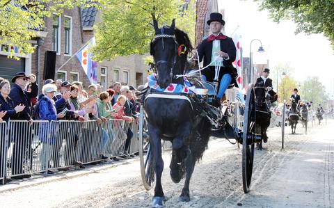 Sybren Minkema rijdt in het centrum van Workum zijn ereronde met Vigo van der Wietze en voor de rijder uit Frieschepalen is dit volop genieten van de bekroning na een seizoen dat eigenlijk een tussenjaar was. 