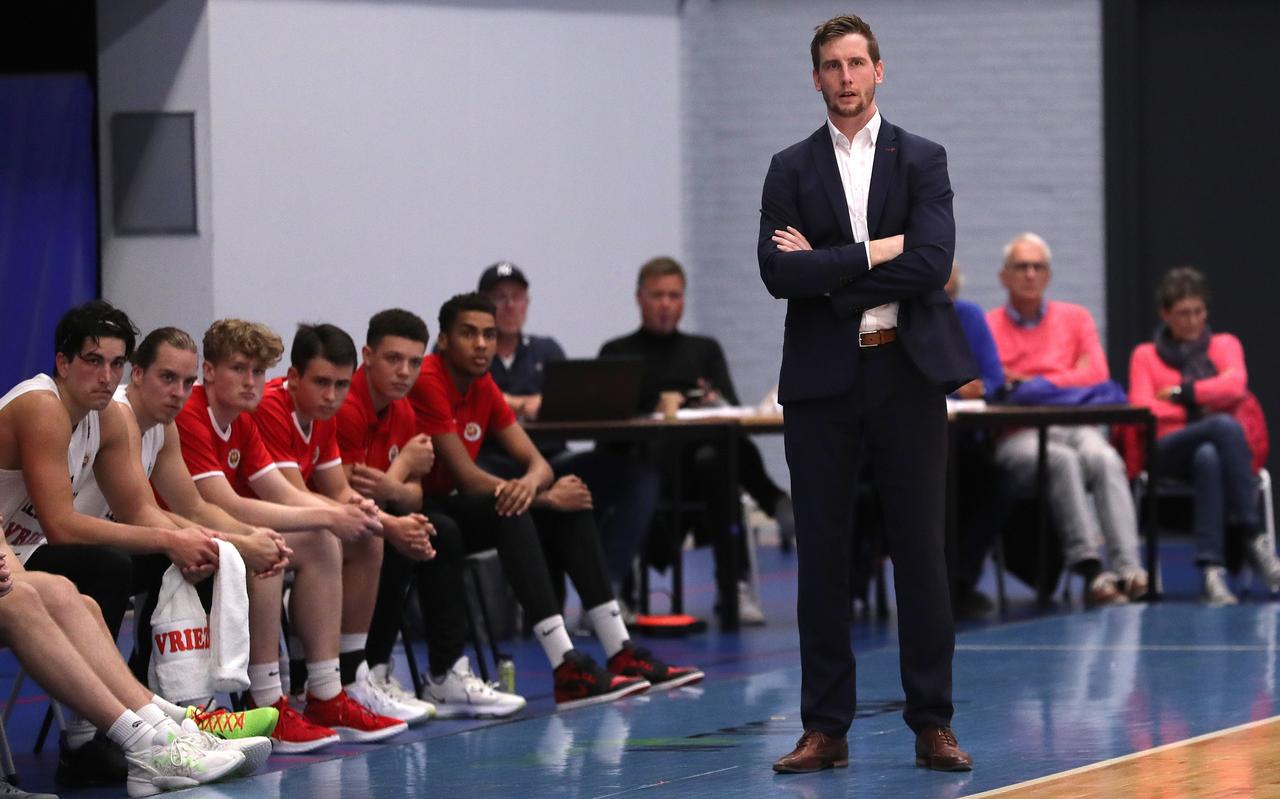 Vincent van Sliedregt, genomineerd voor de titel coach van het jaar in de BNXT-League, bereikte vrijdagavond in Brussel dankzij een 90-91 zege met Aris de Play-offs. Vincent van Sliedregt, genomineerd voor de titel coach van het jaar in de BNXT-League, bereikte vrijdagavond in Brussel dankzij een 90-91 zege met Aris de Play-offs.