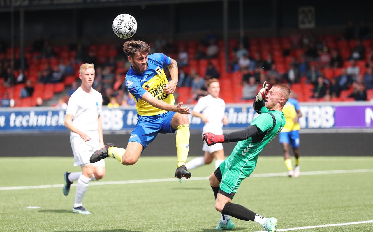 Sam Hendriks stuit op doelman Thom Jonkerman van Team VVCS en kwam bij absentie van Tom Boere niet tot scoren. Sam Hendriks stuit op doelman Thom Jonkerman van Team VVCS en kwam bij absentie van Tom Boere niet tot scoren.
