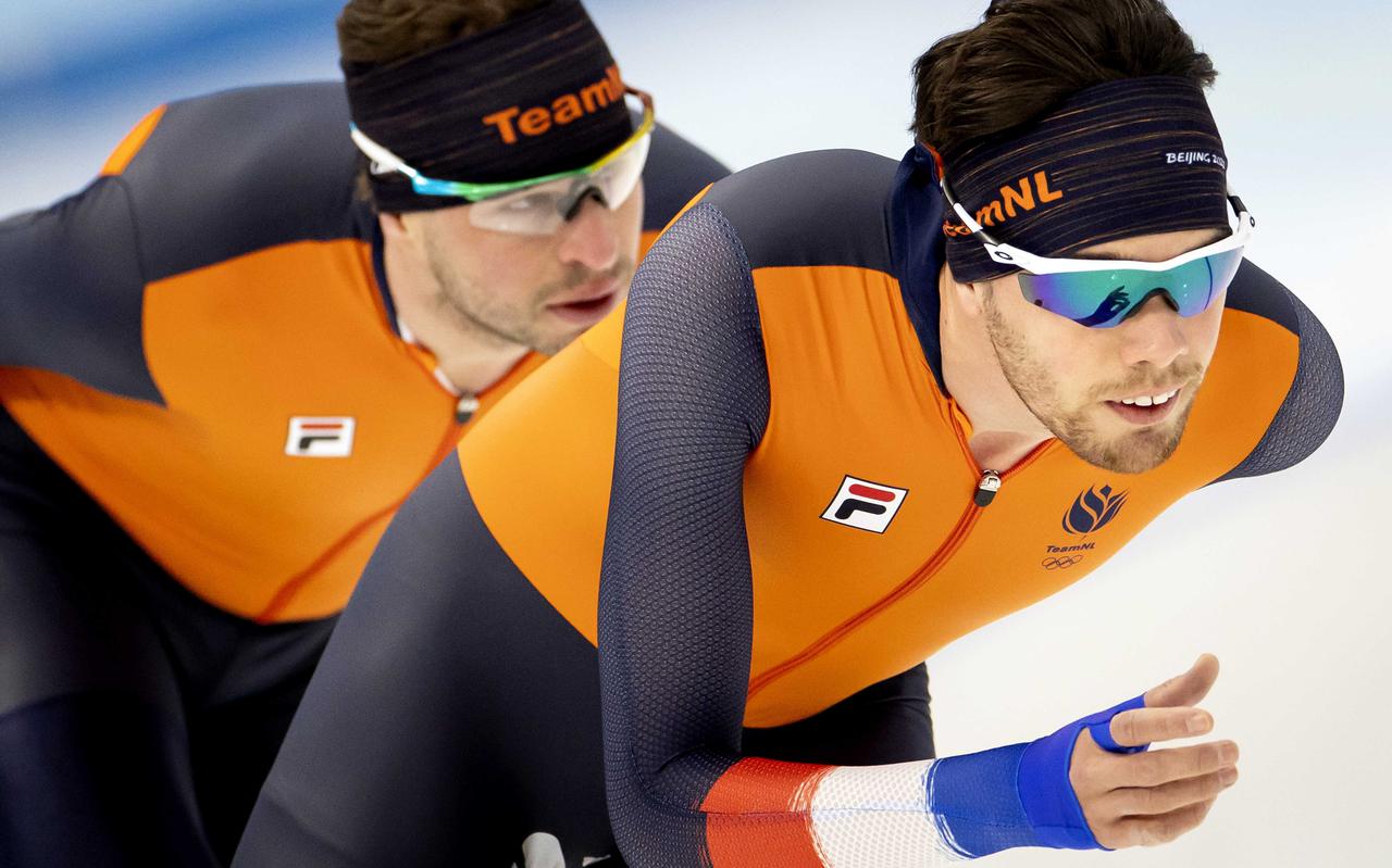 Sven Kramer en Patrick Roest (r) komen zondag op de 5.000 meter al voor de dweilpauze in actie op de. National Speed Skating Oval in beijing. 