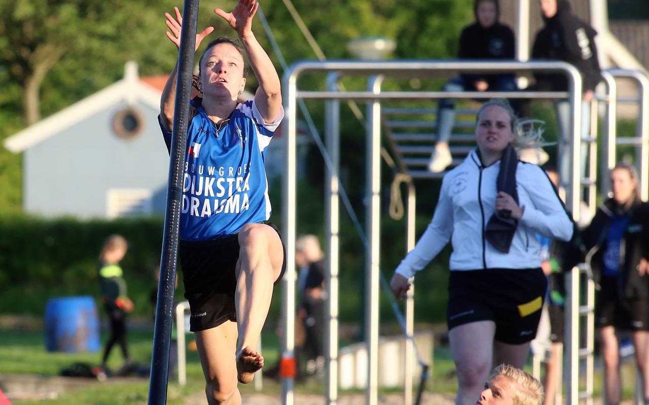 Tessa Kramer pakt in IJlst haar eerste dagtitel met een nieuw persoonlijk record (16,74). 
