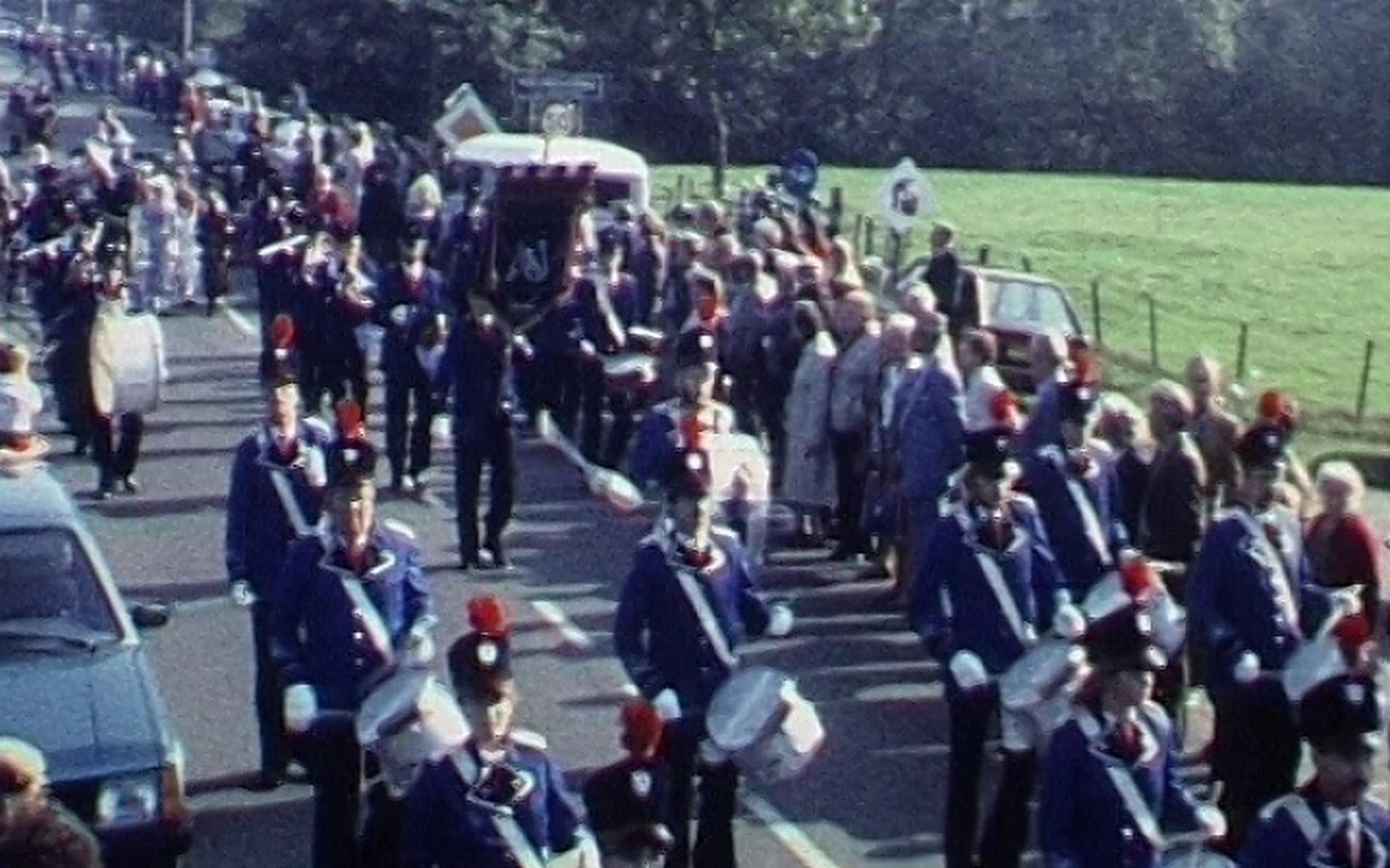 Boerenwagens en tractoren door het dorp: Nieuwehorne loopt uit voor het Flaeijelfeest | Films van To